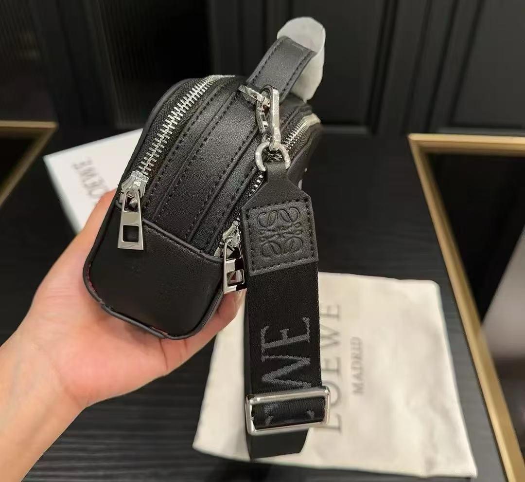 LOEWE ブラックレザーショルダーバッグ@1