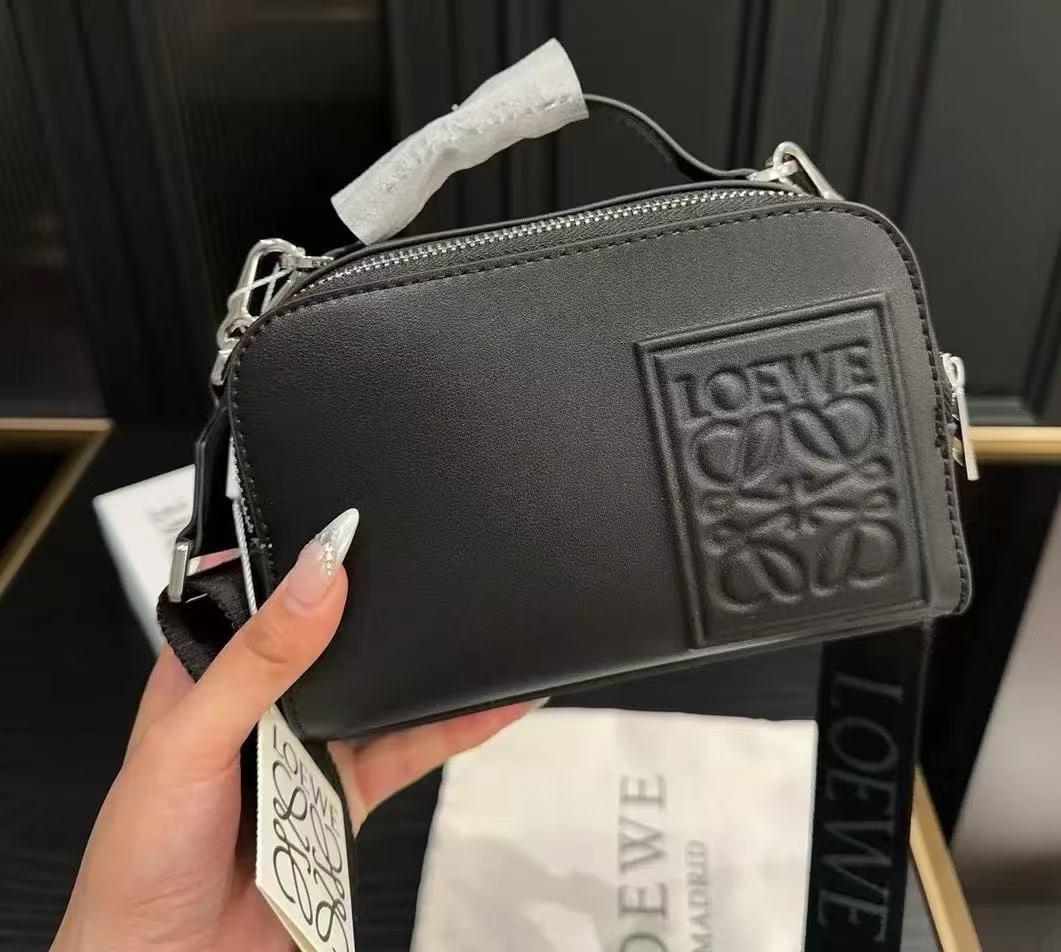 LOEWE ブラックレザーショルダーバッグ@1