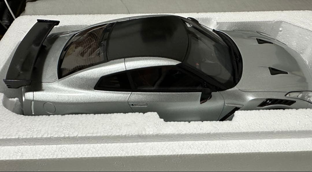 京商samuraiNissan GT-R Nismo 1/18 ミニカーシルバー