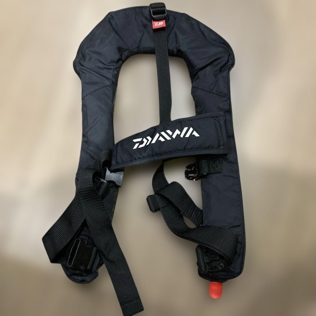 中古 Daiwa 膨張式ライフジャケット ダイワ