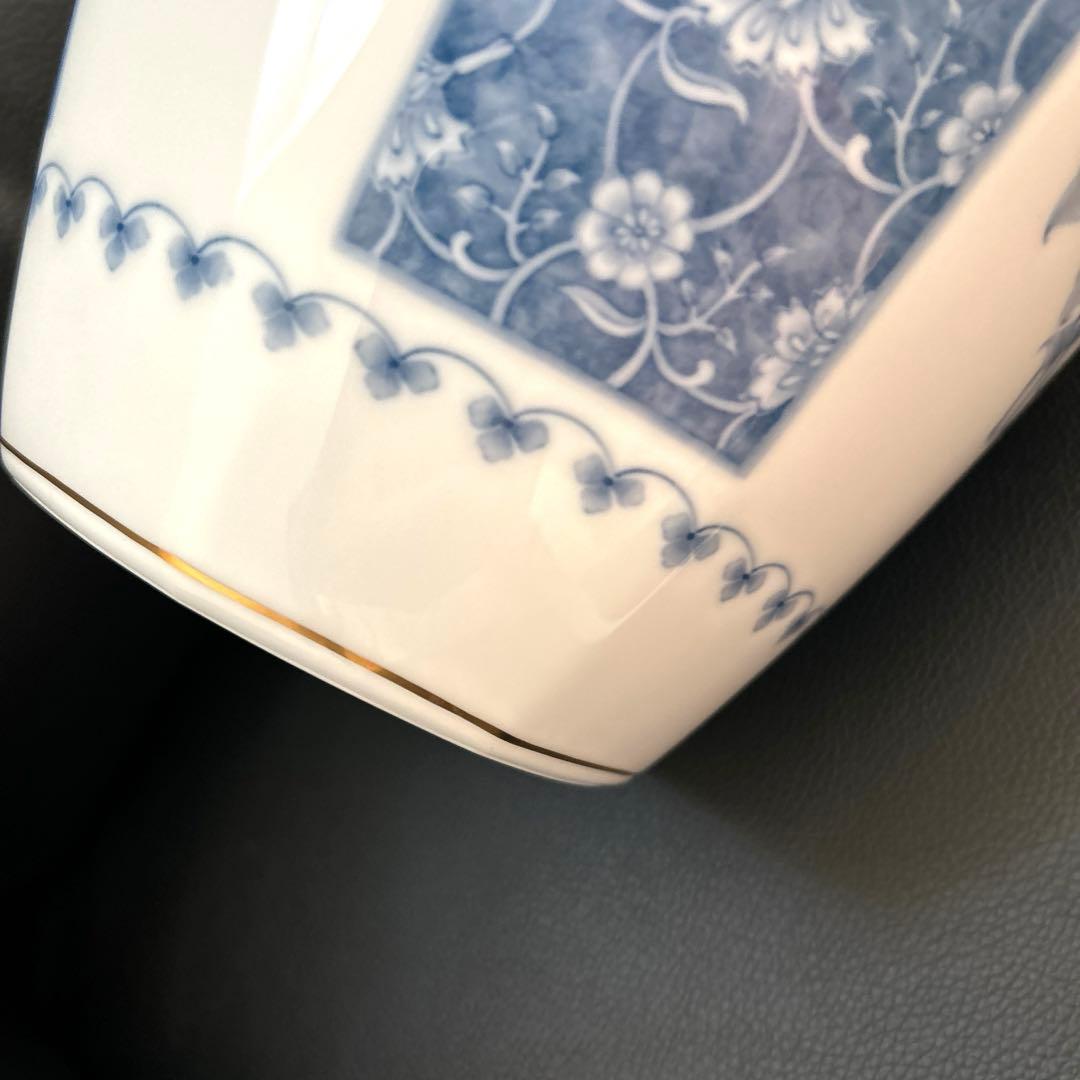 【未使用】大倉陶園 フラワーベース 花瓶 壺 白磁 ブルー 染付 唐草 八角