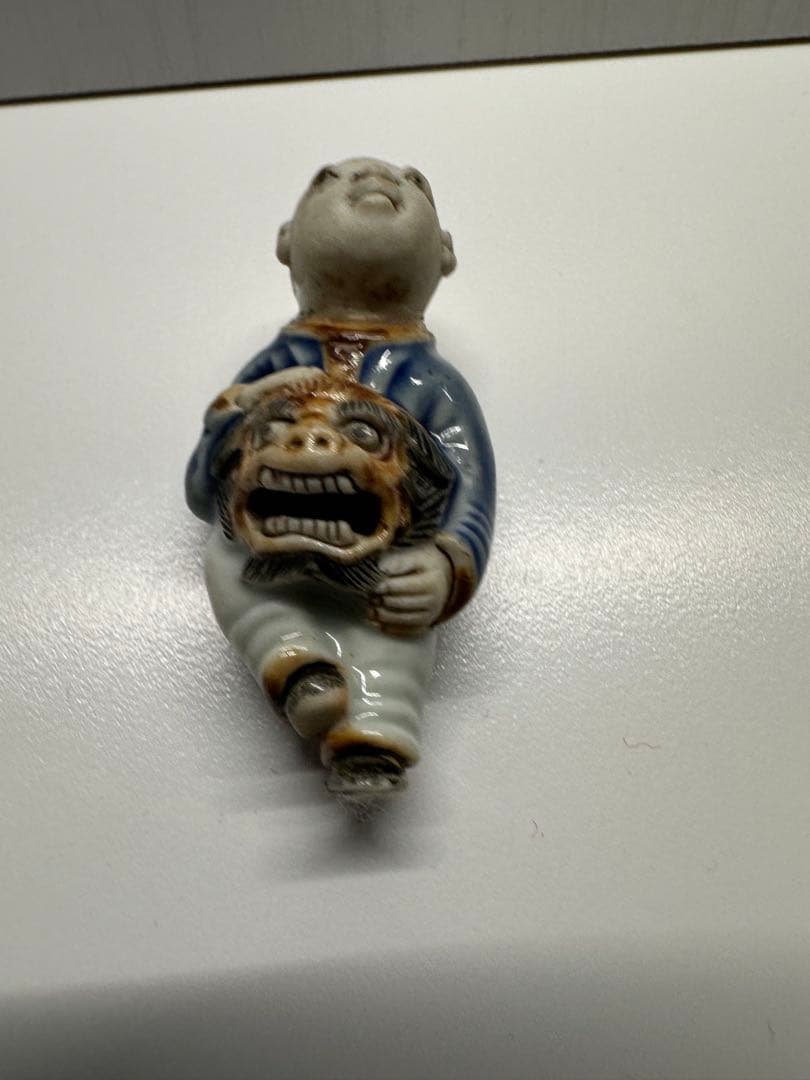 陶器根付　瑠璃青磁鉄釉獅子頭唐子根付