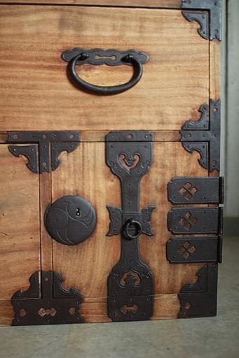 味のある丸金具時代箪笥　扉付き　刀箪笥　タンス　収納　古家具　古民家　時代家具