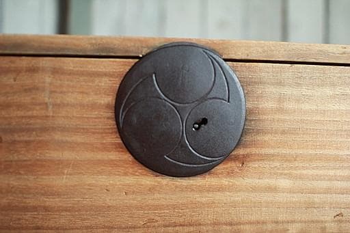 味のある丸金具時代箪笥　扉付き　刀箪笥　タンス　収納　古家具　古民家　時代家具