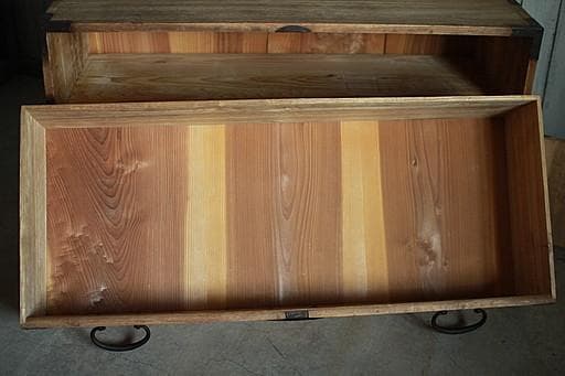 味のある丸金具時代箪笥　扉付き　刀箪笥　タンス　収納　古家具　古民家　時代家具