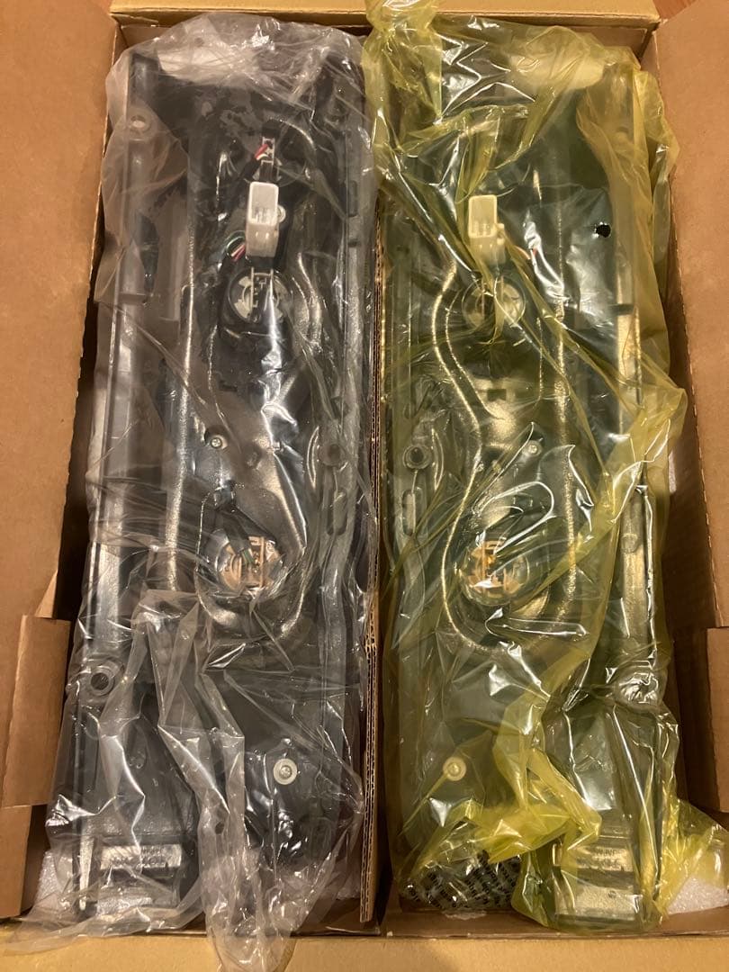 トヨタ 200系ハイエース純正テールランプ左右セット