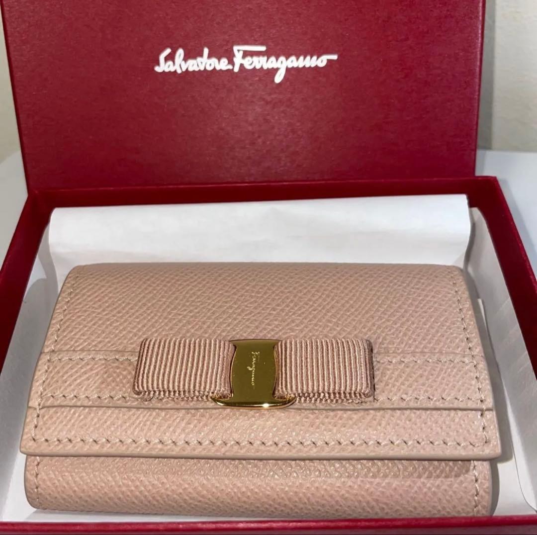 限定値下げFerragamo ベージュ キーケースフェラガモリボン未使用美品
