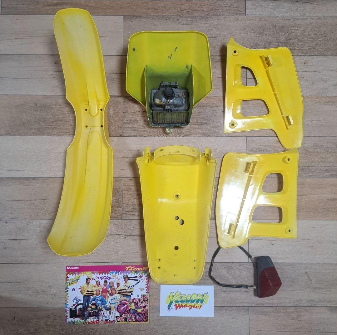 TS200R 外装セット　ヘッドライト　テールランプ　希少ステッカー　カタログ付