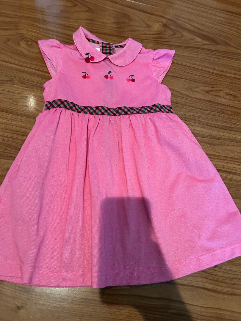 美品　ファミリア　ピンク チェリー刺繍 半袖ワンピース　100