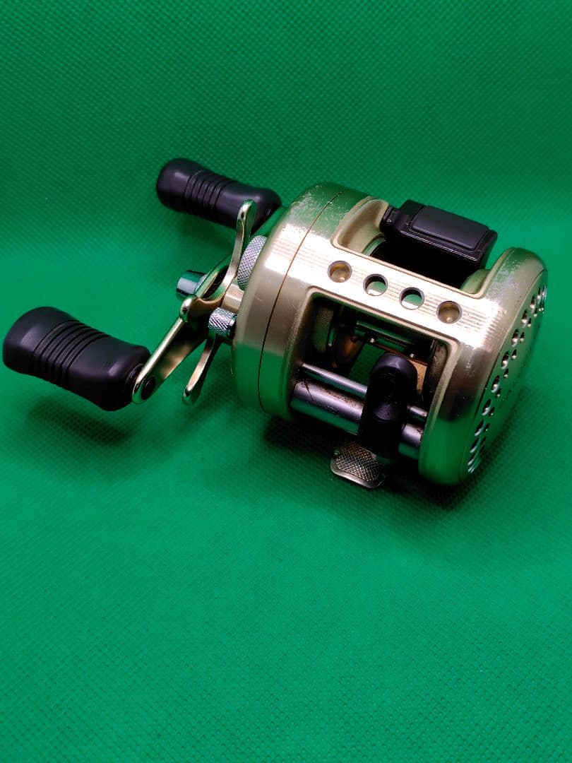 シマノ　ベイトリール　カルカッタ100XT