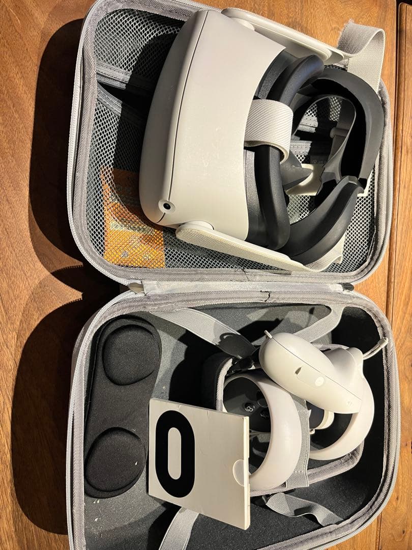  Quest 2 ホワイト ヘッドセットとコントローラー