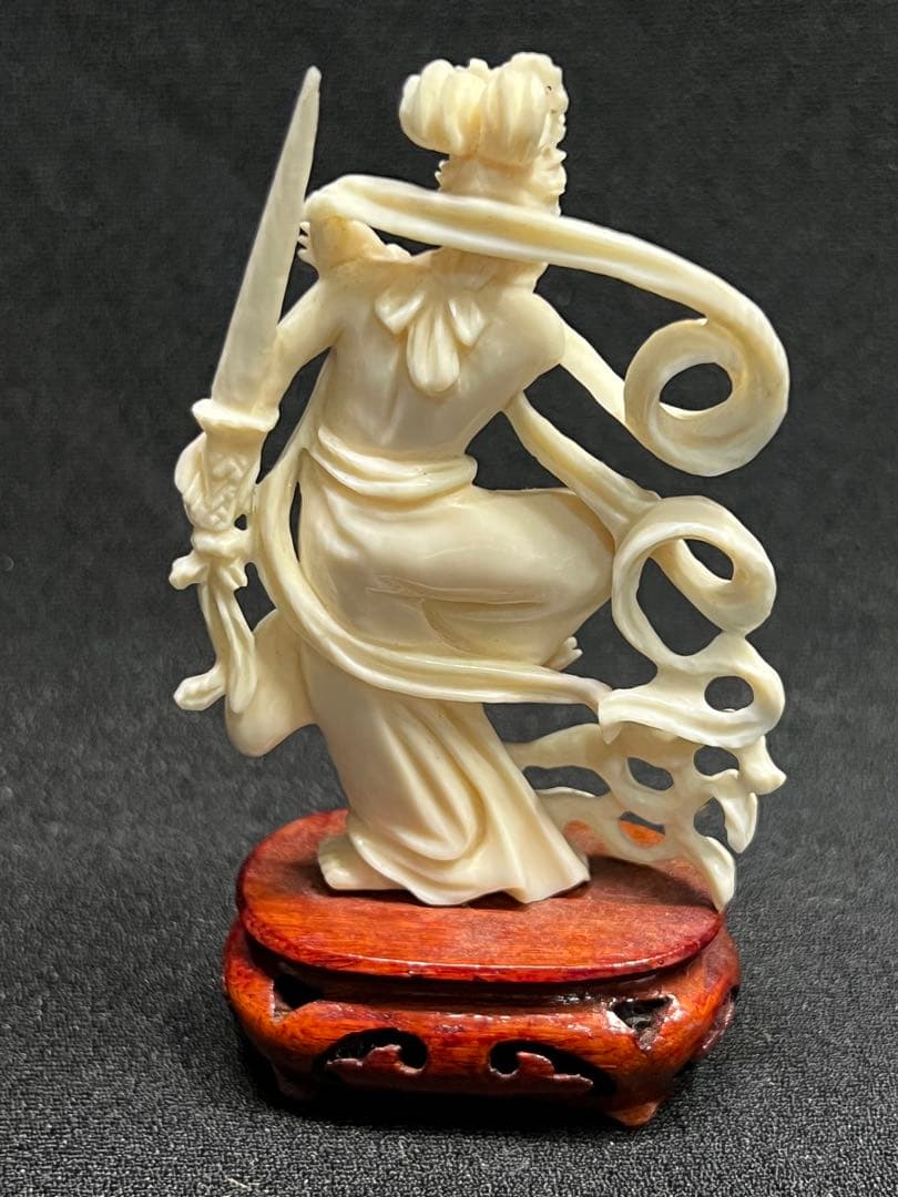 象牙風 剣を持つ女性像