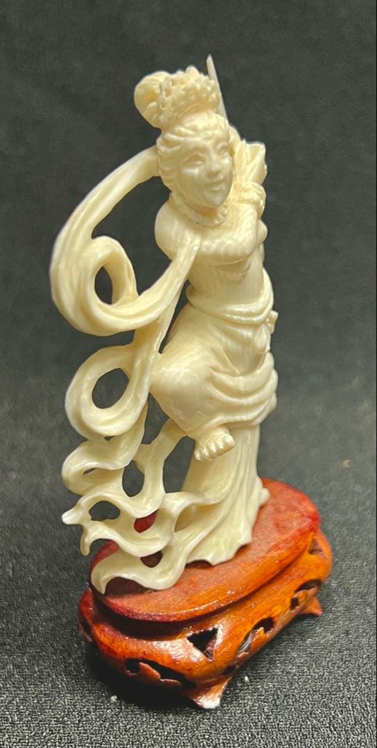 象牙風 剣を持つ女性像