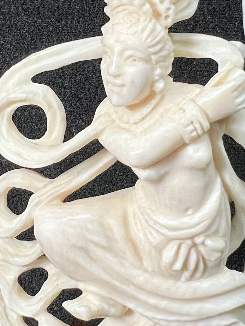 象牙風 剣を持つ女性像