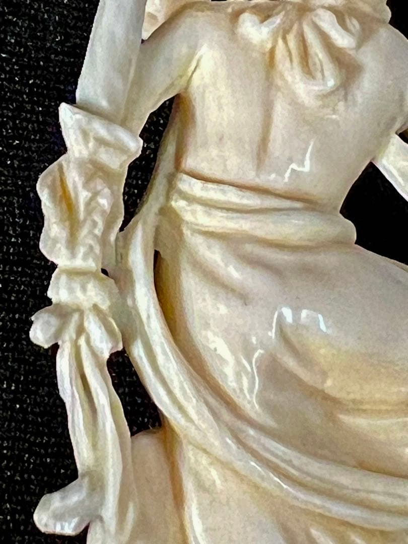 象牙風 剣を持つ女性像