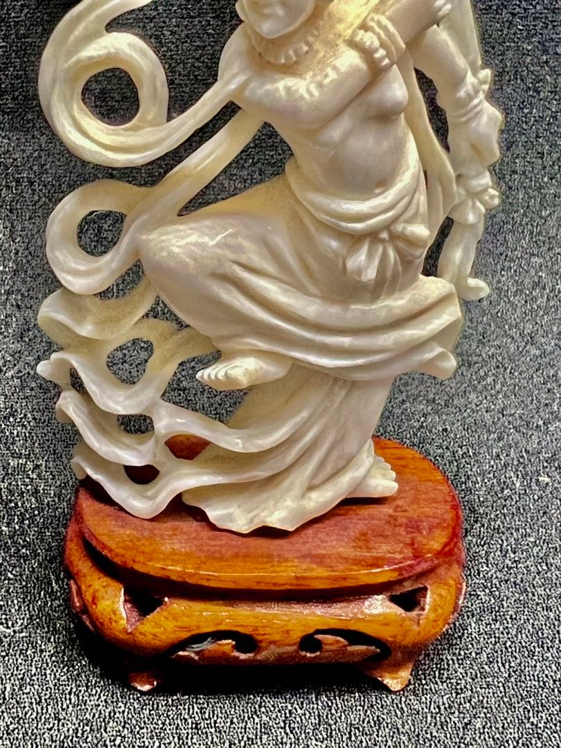 象牙風 剣を持つ女性像