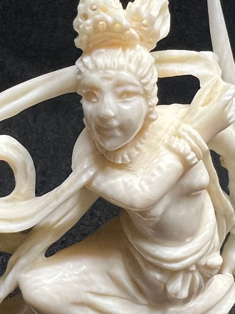 象牙風 剣を持つ女性像