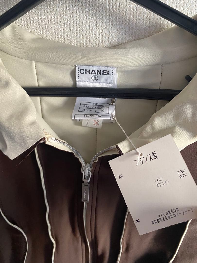 タグ付き　CHANEL ロゴジップアップトップス