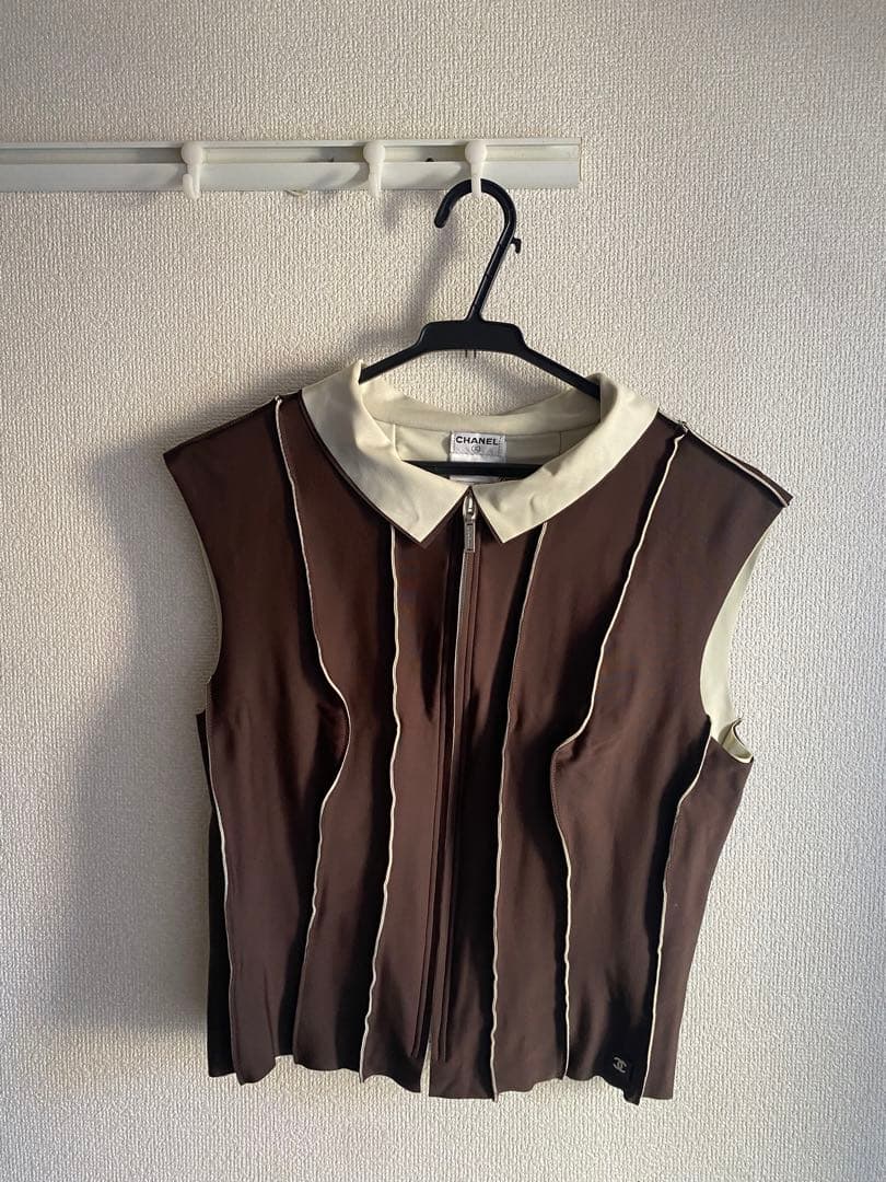 タグ付き　CHANEL ロゴジップアップトップス