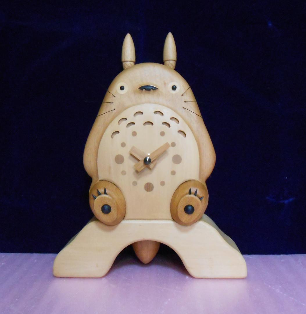 ♡葉月★・・♡　木に座るトトロの木製置き時計(掛け時計兼用)