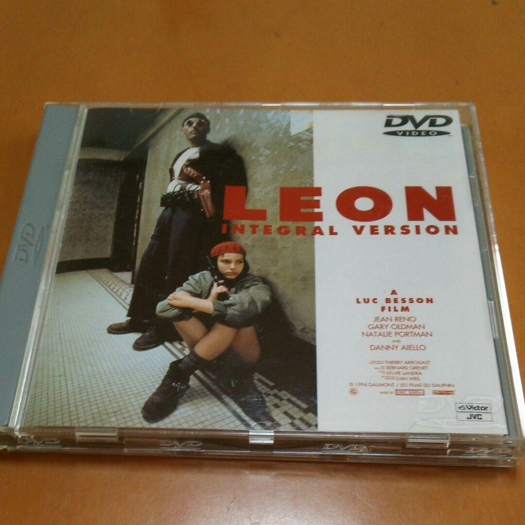 『LEON 』本、ポストカード25枚、映画パンフ、大カード１枚、DVDセット