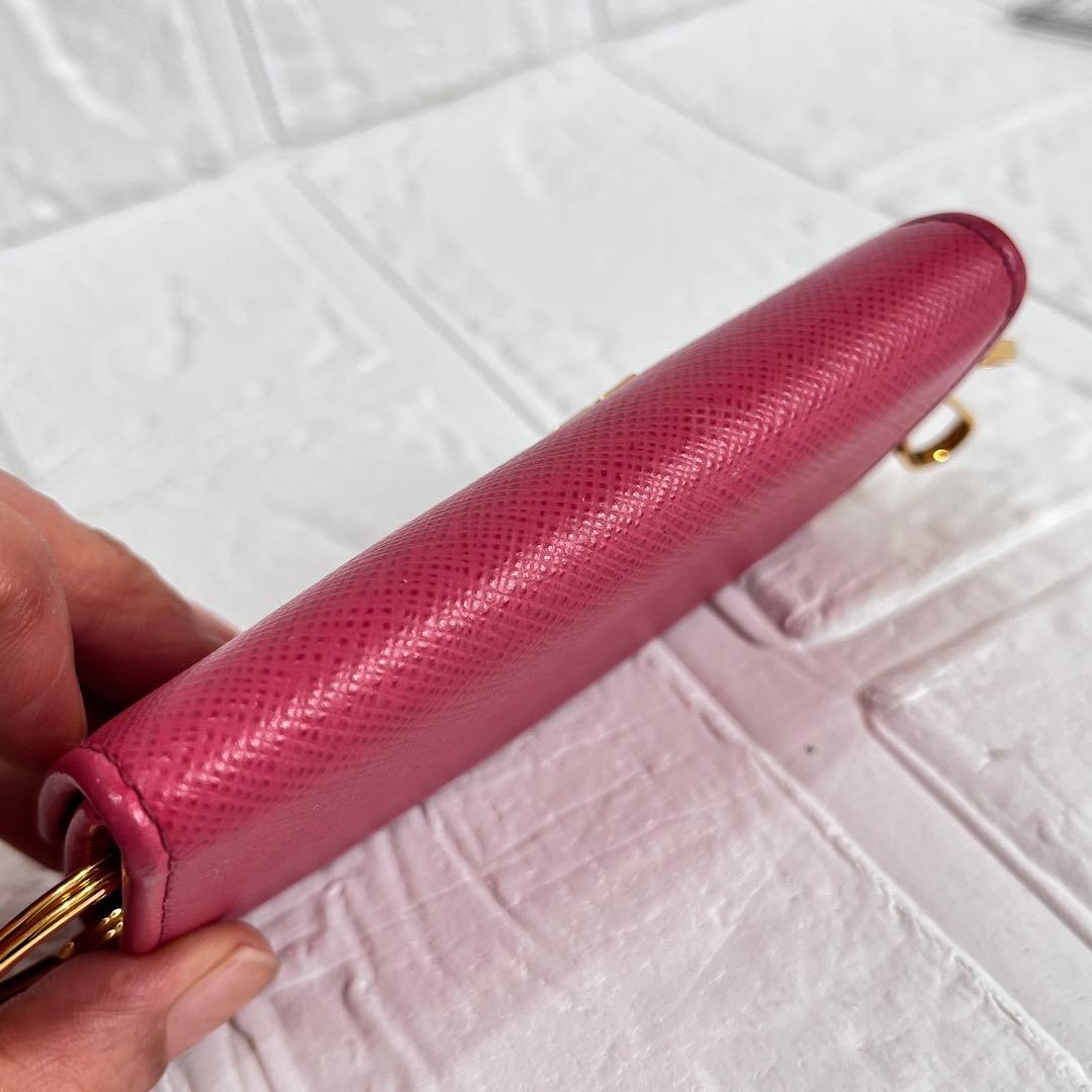 美品✨PRADA 大きめロゴ　キーケース　サフィアーノ　キーリング　ローズピンク