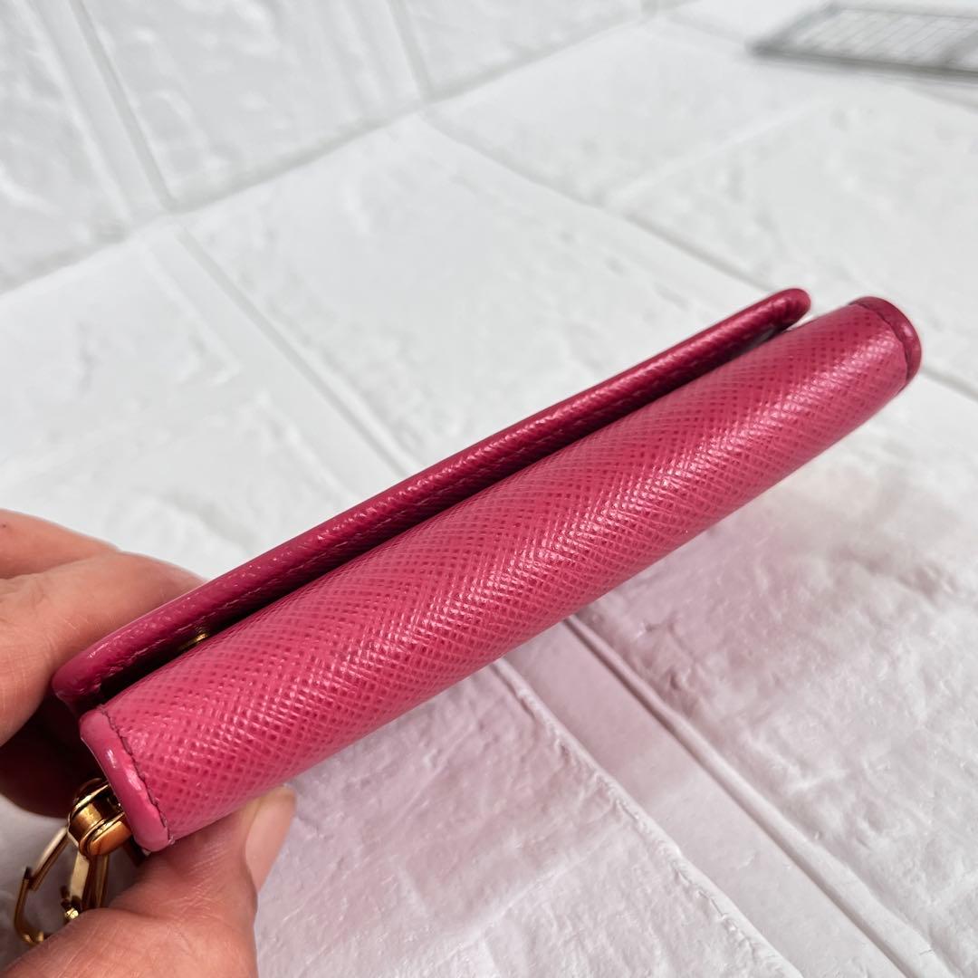 美品✨PRADA 大きめロゴ　キーケース　サフィアーノ　キーリング　ローズピンク