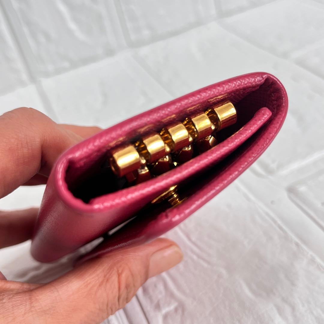 美品✨PRADA 大きめロゴ　キーケース　サフィアーノ　キーリング　ローズピンク