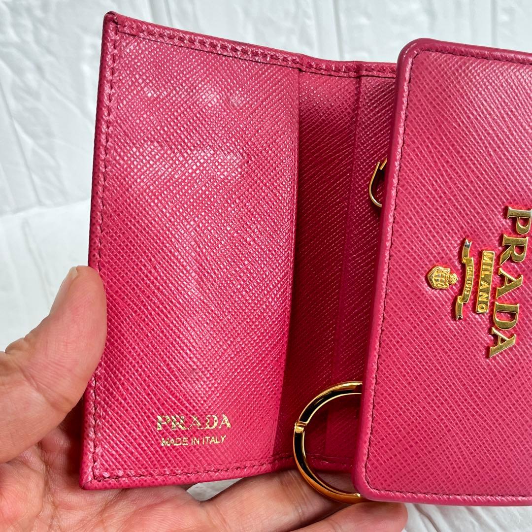 美品✨PRADA 大きめロゴ　キーケース　サフィアーノ　キーリング　ローズピンク