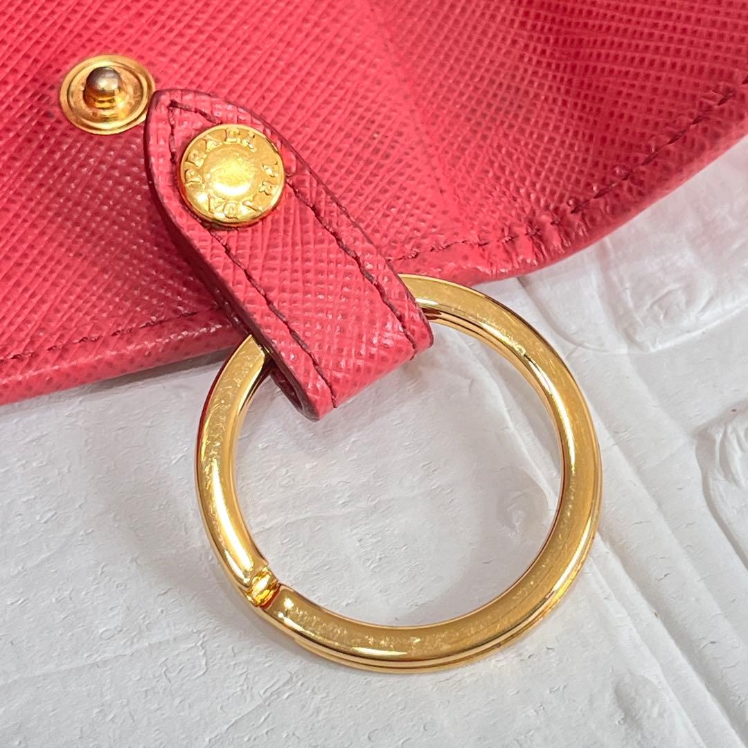 美品✨PRADA 大きめロゴ　キーケース　サフィアーノ　キーリング　ローズピンク