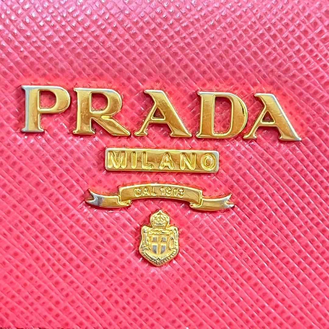 美品✨PRADA 大きめロゴ　キーケース　サフィアーノ　キーリング　ローズピンク