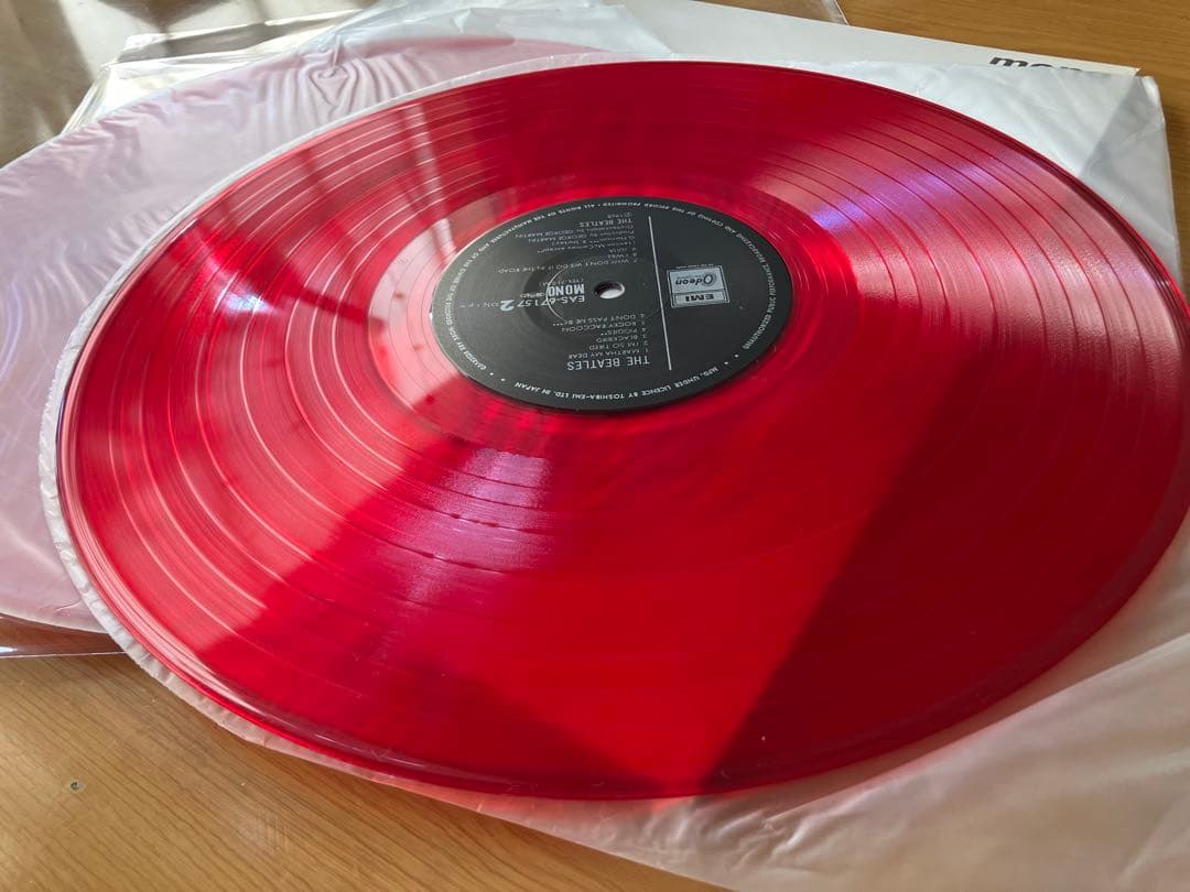 真っ白　ノーシミ　モノ82年　レッドカラー　ホワイト