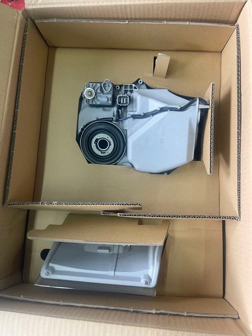 200系6型ハイエース純正ヘッドライト助手席側