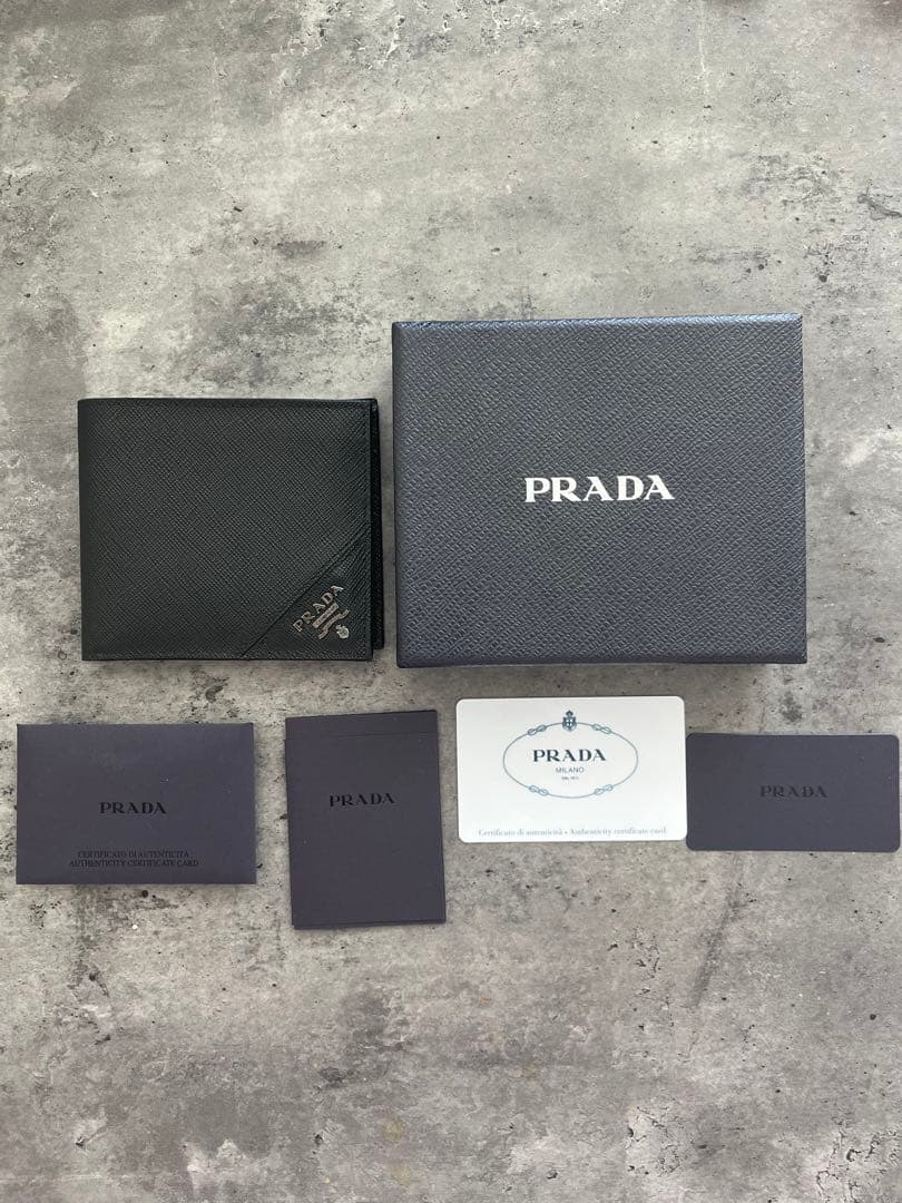 PRADA 二つ折り財布　サフィアーノ