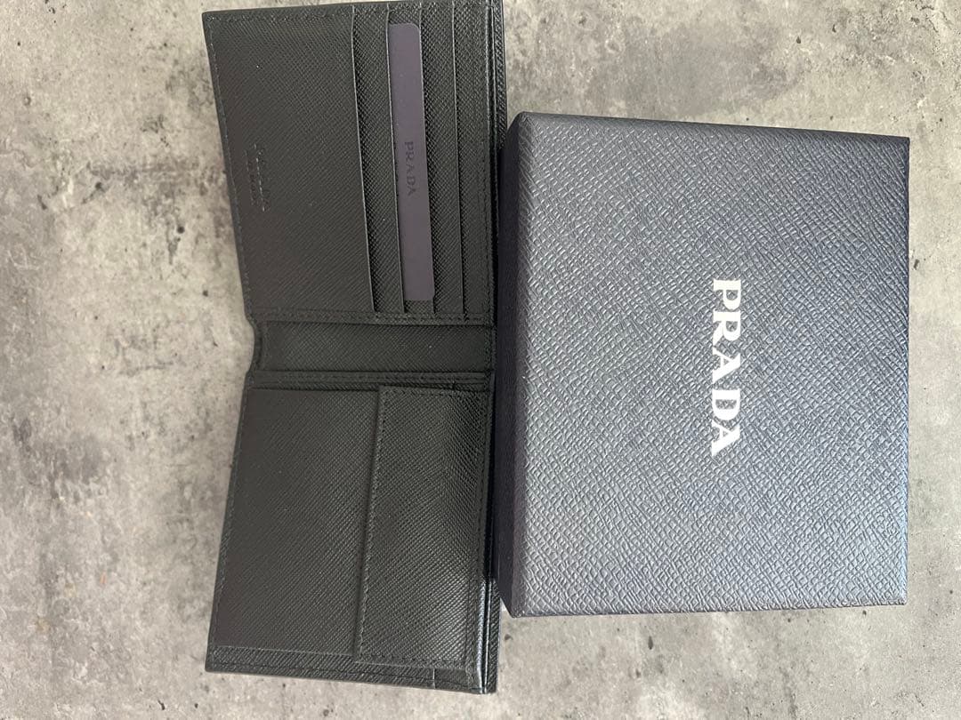 PRADA 二つ折り財布　サフィアーノ