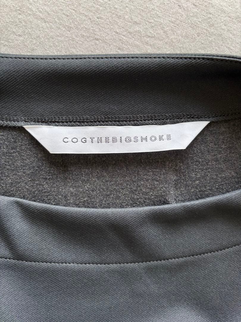 COGTHEBIGSMOKE、ワイドネックラグランスリーブショートトップ、