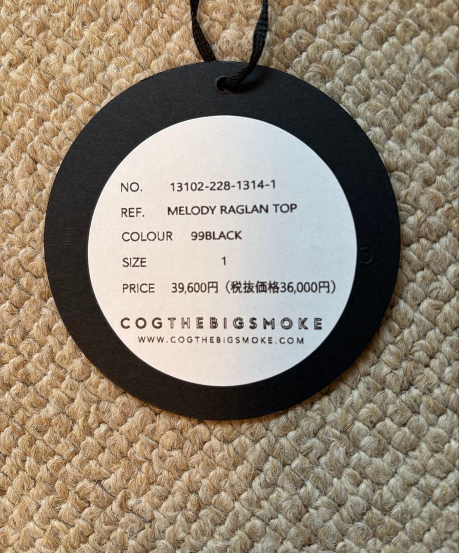 COGTHEBIGSMOKE、ワイドネックラグランスリーブショートトップ、