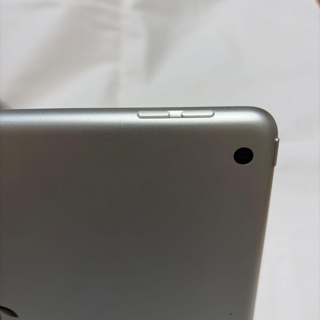 Apple iPad (第8世代) シルバー 32GB wifi モデル