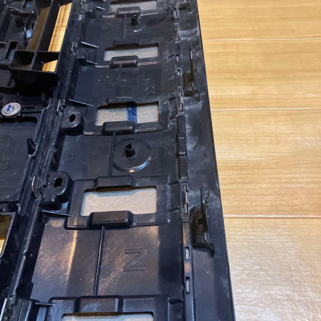 メ*ス様 トヨタ　5型ハイエース　ダークプライムⅡ 純正グリル