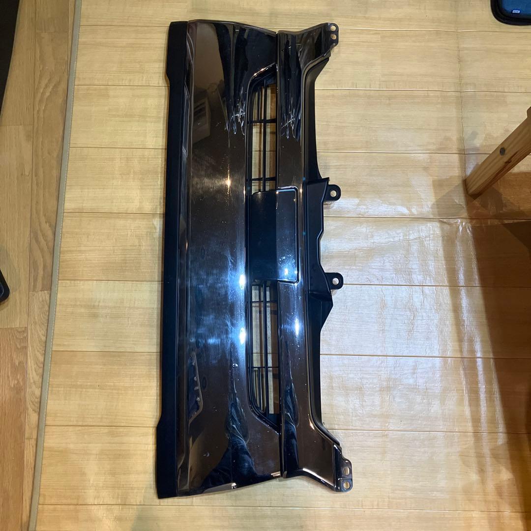 メ*ス様 トヨタ　5型ハイエース　ダークプライムⅡ 純正グリル