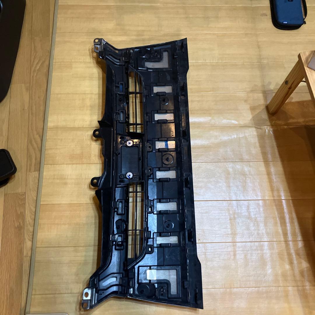 メ*ス様 トヨタ　5型ハイエース　ダークプライムⅡ 純正グリル