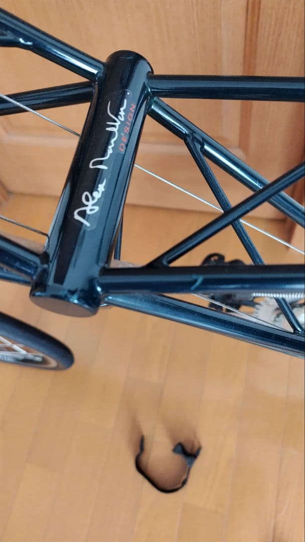 アレックスモールトンのAPB