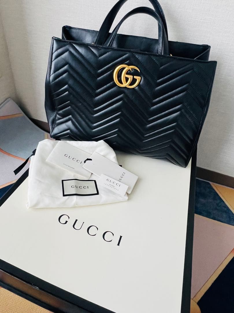 GUCCI GGマーモント キルティング ミディアム トップハンドルバッグ