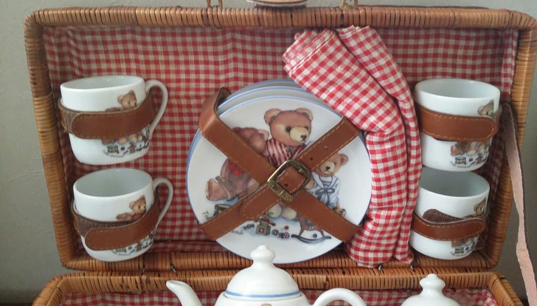 くま柄、ピクニック用のバスケット&食器です。