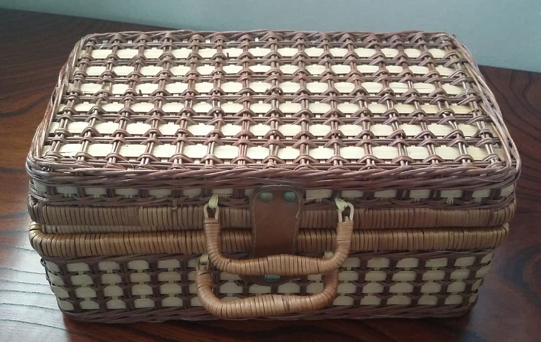 くま柄、ピクニック用のバスケット&食器です。