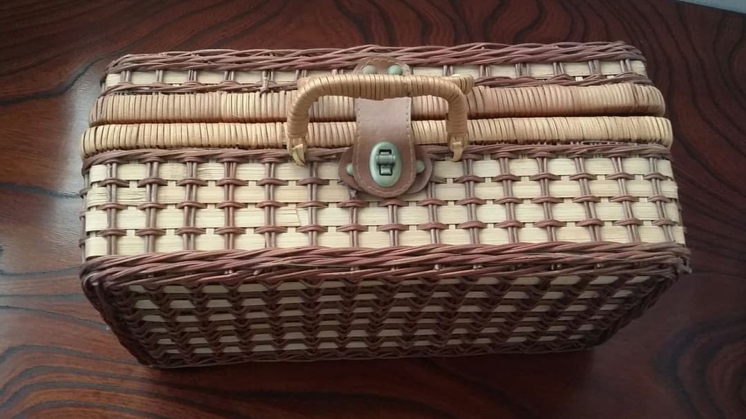 くま柄、ピクニック用のバスケット&食器です。