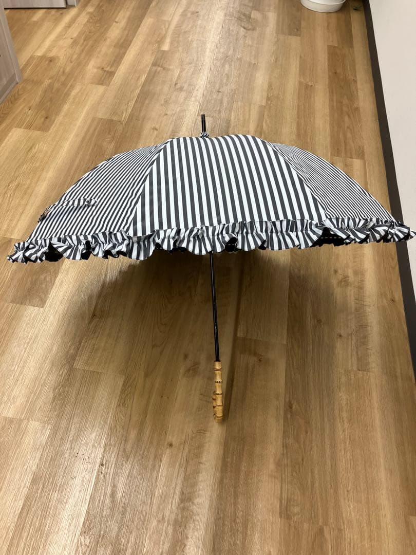 【サンバリア100】Mサイズ 白黒ストライプ フリル