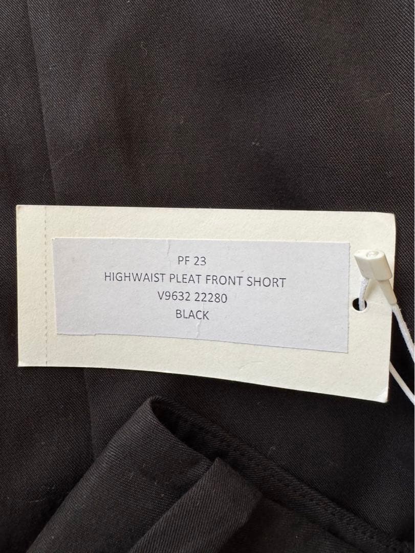 【新品未使用】定価6.4万円Vince ブラック ハイウェストショートパンツ