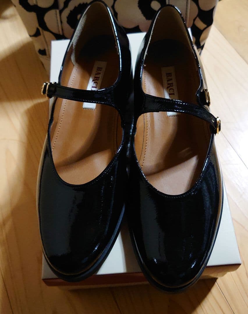 最終値下げ　BARCLAY ストラッププレーンパンプス(ブラック・エナメル)