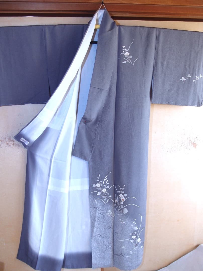 未使用　やまと謹製　付下げ（白花文）裄66,5　落款入　背紋なし　正絹美品